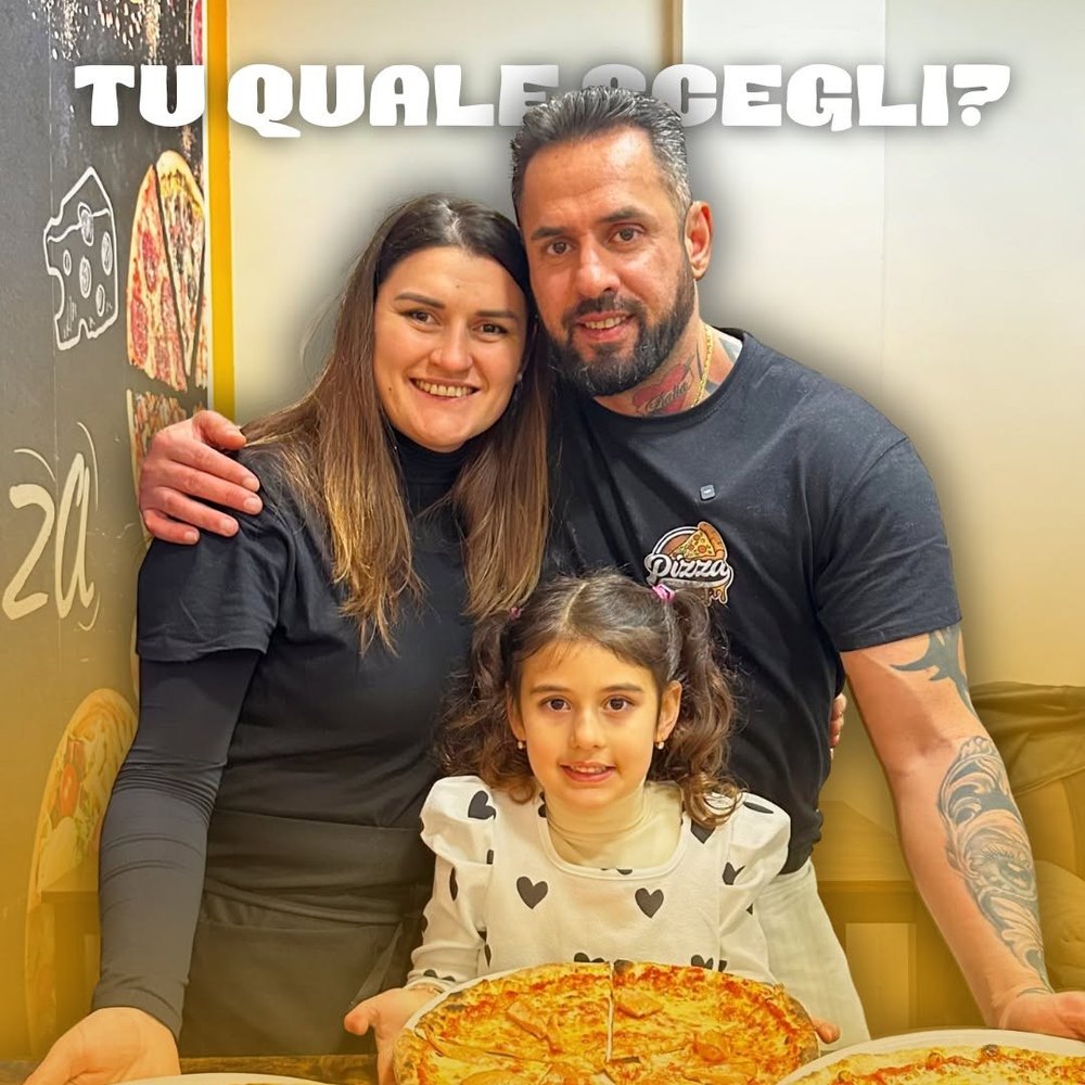 Tre persone sorridenti dietro al bancone con tre pizze appena sfornate e la scritta «Tu quale scegli?»