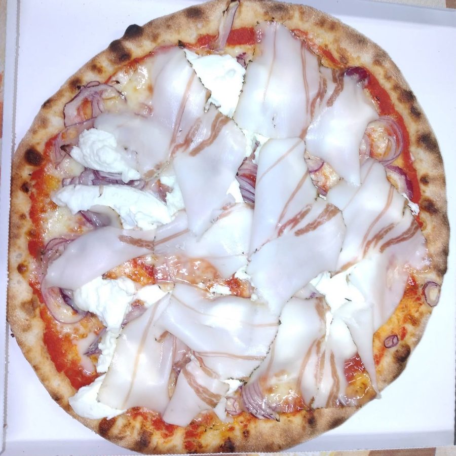 Pizza con lardo, cipolla rossa e stracciatella