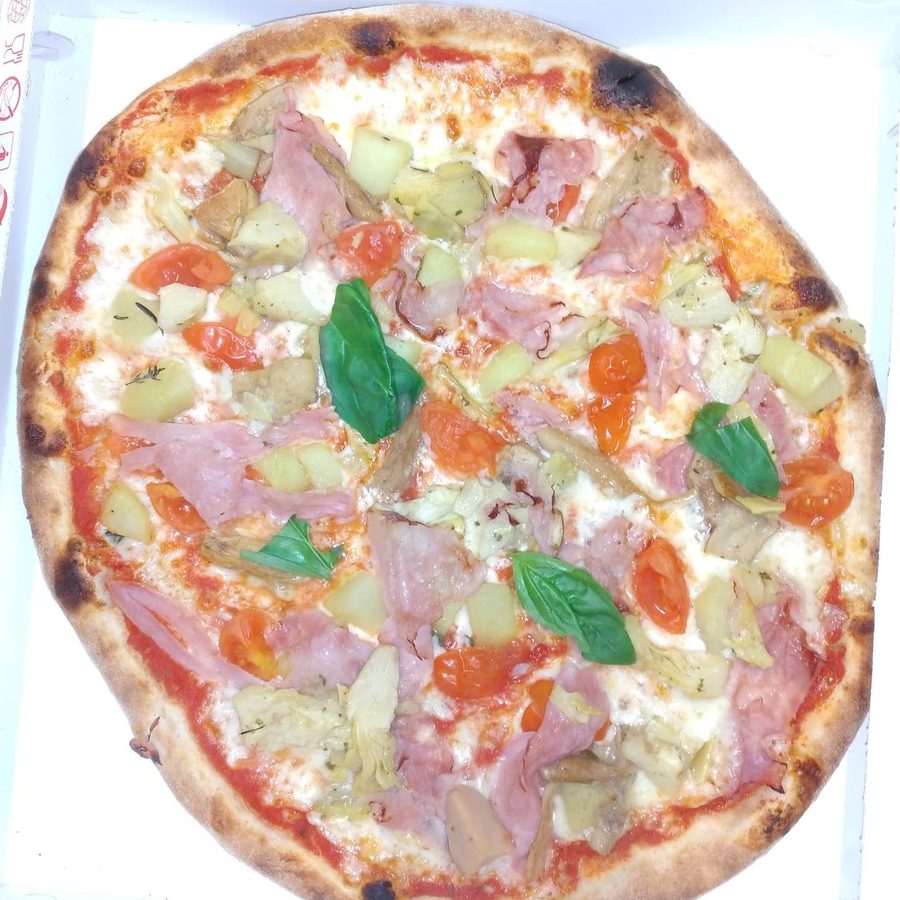 Pizza Papà Fernando con patate lesse, porcini, prosciutto cotto, carciofi e pomodorini
