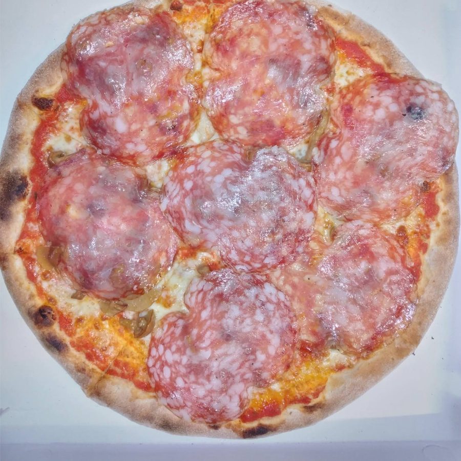 Pizza con salame e funghi