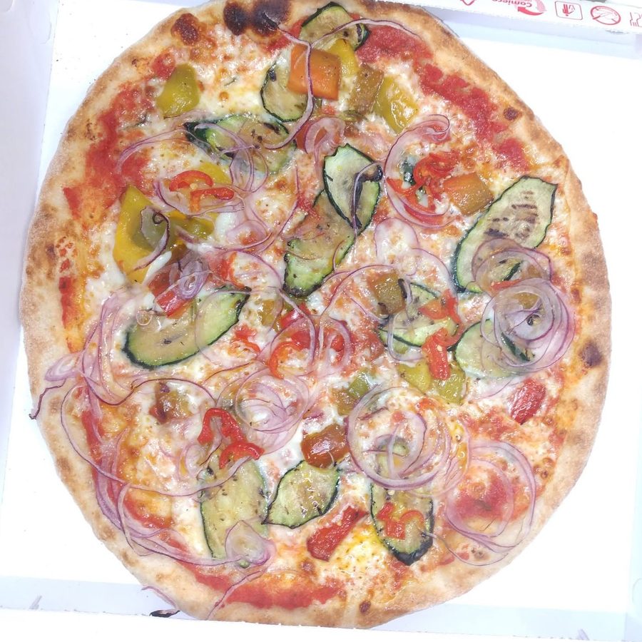 Pizza con verdure grigliate, cipolla rossa e peperoncino