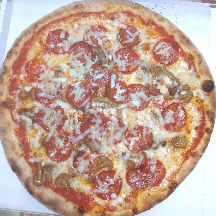 Pizza Zio Pedro con salamino, chiodini e pecorino calabrese